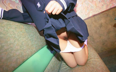 スカートはいたままパンツを下ろすエロ画像 ①