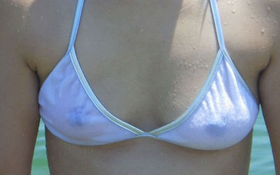 乳首がポチっと透けてる水着の胸ポチエロ画像 ①