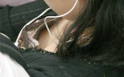 乳首見えてますよ…電車内胸チラチクチラ画像 ①