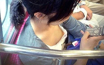乳首見えてますよ…電車内胸チラチクチラ画像 ②