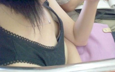 乳首見えてますよ…電車内胸チラチクチラ画像 ③