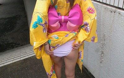 振袖・着物の裾をたくし上げた和服パンチラエロ画像 ④
