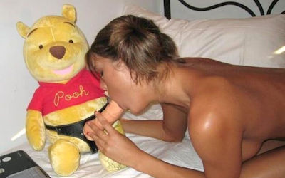 ぬいぐるみとセックスしてる疑似獣姦のエロ画像 ③