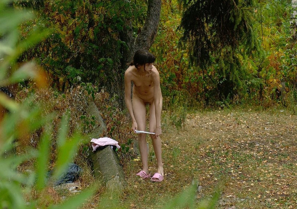 森林で外人がパンツ脱いでる野外脱ぎかけエロ画像