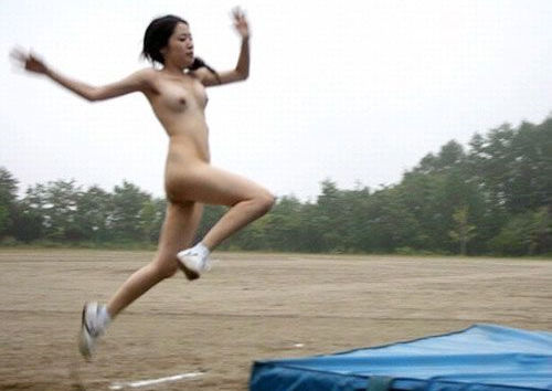 日本人が裸で運動してる全裸スポーツのエロ画像