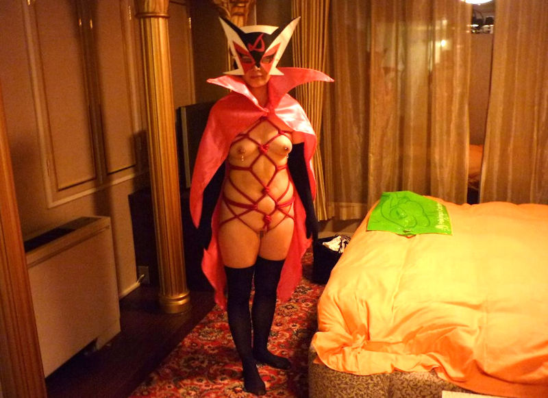 おばちゃんがアニメオタクなコスプレ熟女のエロ画像