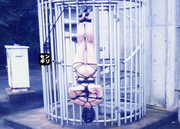 人妻投稿！非常階段や公園等での全裸緊縛画像集