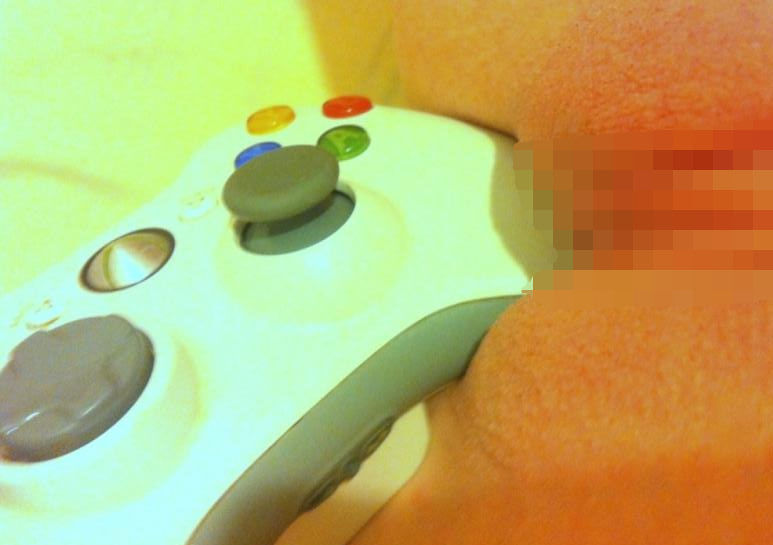 ゲームのコントローラーをまんこに挿入したエロ画像