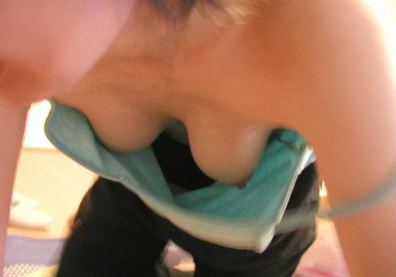 胸チラ率100%な四つん這いおっぱいのポロリ画像