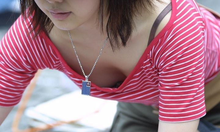 胸チラ 四つん這い おっぱい ポロリ エロ画像【29】