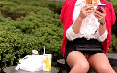 OLが油断した座りパンチラのエロ画像 ①