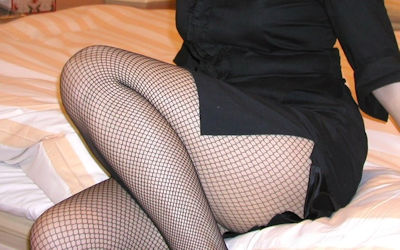 セクシーOLはパンストでなく網タイツをはくエロ画像 ②