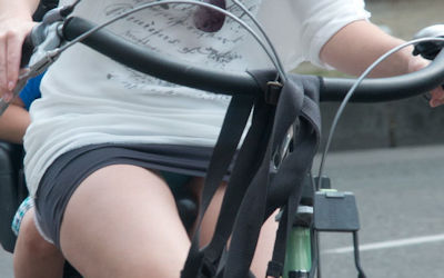 ミニスカ外国人の自転車パンチラ街撮りエロ画像 ③
