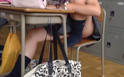 学校・教室・机の下のJKパンチラ画像 ①