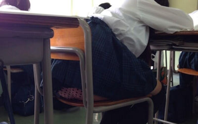 学校・教室・机の下のJKパンチラ画像 ④