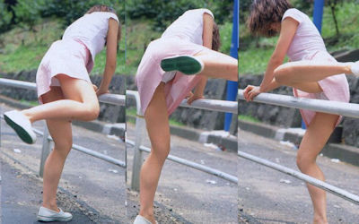 片足上げでスカートがら空きなパンチラ画像 ③