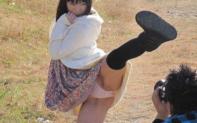 片足上げでスカートがら空きなパンチラ画像 ④