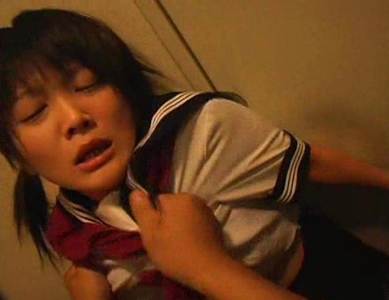 オラァ！とシャツの胸ぐら掴んで捻り上げてるエロ画像ください