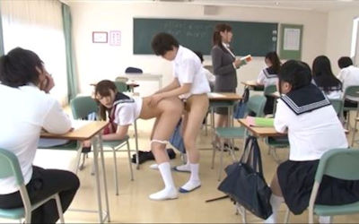 人前で見られる公開セックス公開レイプのエロ画像 ③
