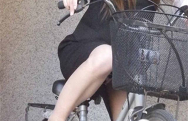 【ＯＬパンチラ画像】出勤途中のＯＬさん達のパンチラ・太ももの魅力