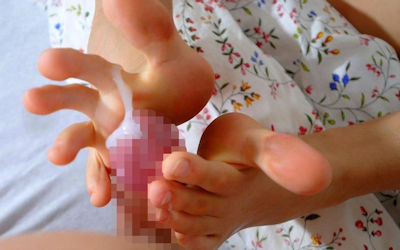 足コキでイクッ！精子がドピュッな足射精のエロ画像 ①