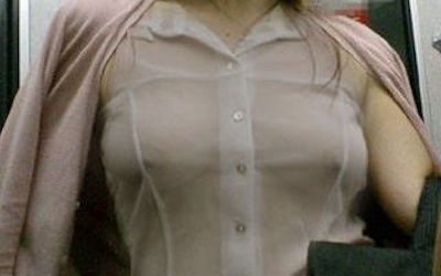 電車内にノーブラがいた透け乳首や乳首チラリのエロ画像 ④