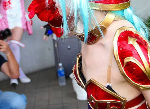 コミケの乳首・乳輪ハプニング画像!ポロリコスプレイヤー大特集