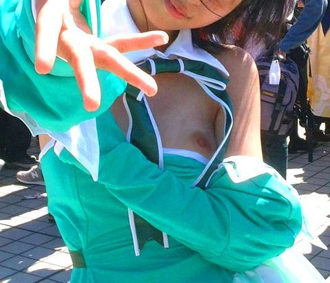 コミケ 乳首 乳輪 ハプニング ポロリ コスプレイヤー エロ画像【17】
