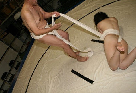 まわし姿の女相撲ではっけよいのこったのエロ画像