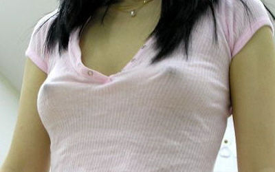 貧乳が透け乳首で主張するノーブラ胸ポチエロ画像 ③