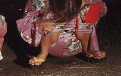 浴衣や着物のおしっこ事情！和服着用放尿画像 ②