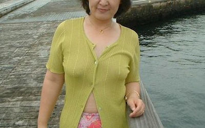 おばさんが家でも外でもノーブラな透け乳首熟女のエロ画像 ①