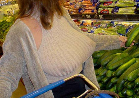 おばさんが家でも外でもノーブラな透け乳首熟女のエロ画像