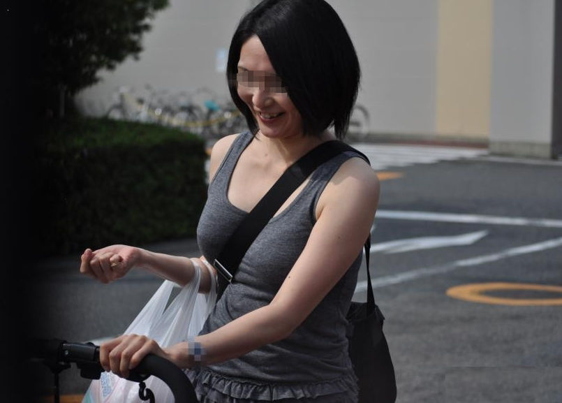 パイスラママ街撮り！人妻のたすき掛けおっぱいエロ画像