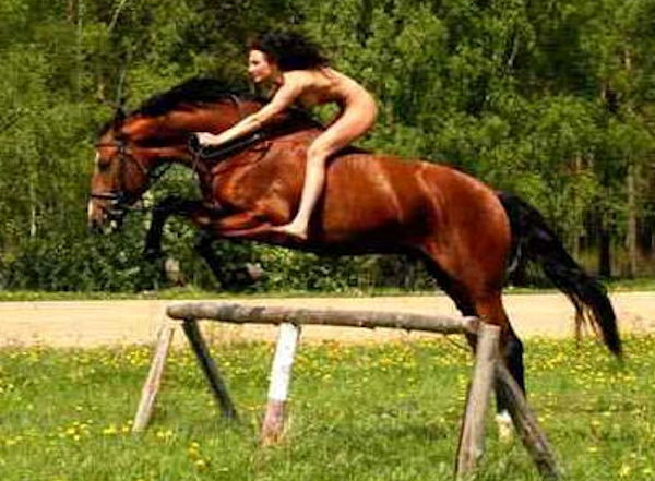 全裸で乗馬してるホースライディングヌードのエロ画像