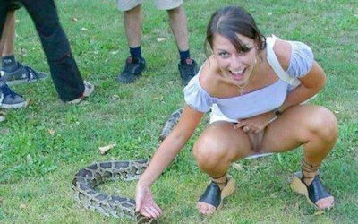 しゃがむとまんこが見えるノーパンプッシーのエロ画像 ②