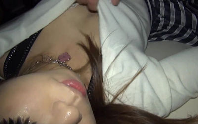 泥酔して寝てる彼女にイタズラしてみた中国人カップルのエロ画像 ①