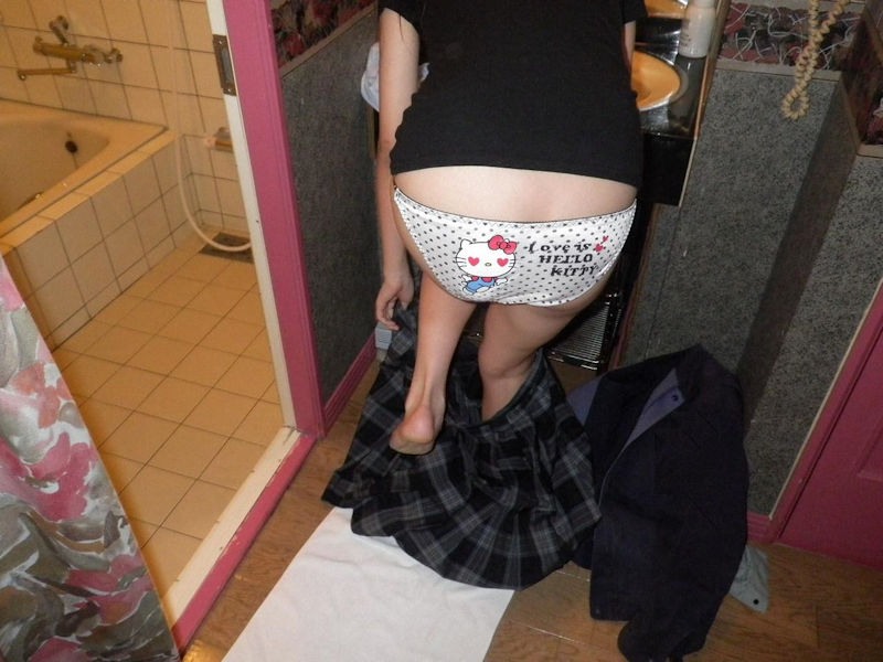 ホテルでスカート脱ぎかけなヤル前のエロ画像