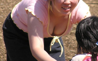 巨乳ママが前屈みで胸チラしてる子連れおっぱいのエロ画像 ①