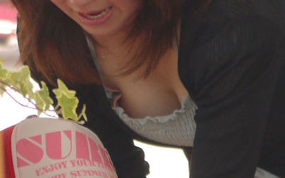 巨乳ママが前屈みで胸チラしてる子連れおっぱいのエロ画像 ②