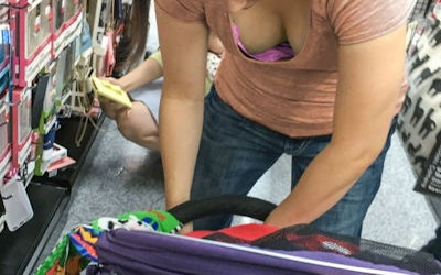 巨乳ママが前屈みで胸チラしてる子連れおっぱいのエロ画像 ③