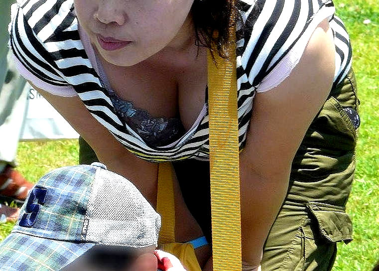 巨乳ママが前屈みで胸チラしてる子連れおっぱいのエロ画像