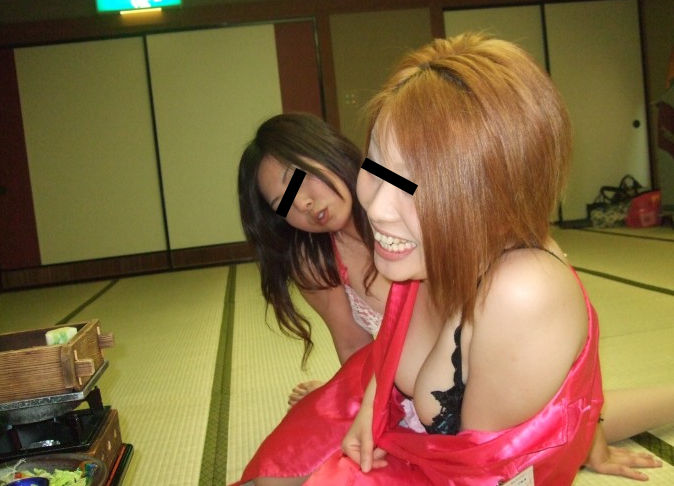 ピンクコンパニオンの胸チラで酒が飲める温泉宴会エロ画像