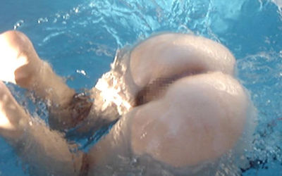 プールで水中露出する全裸水泳のエロ画像 ②