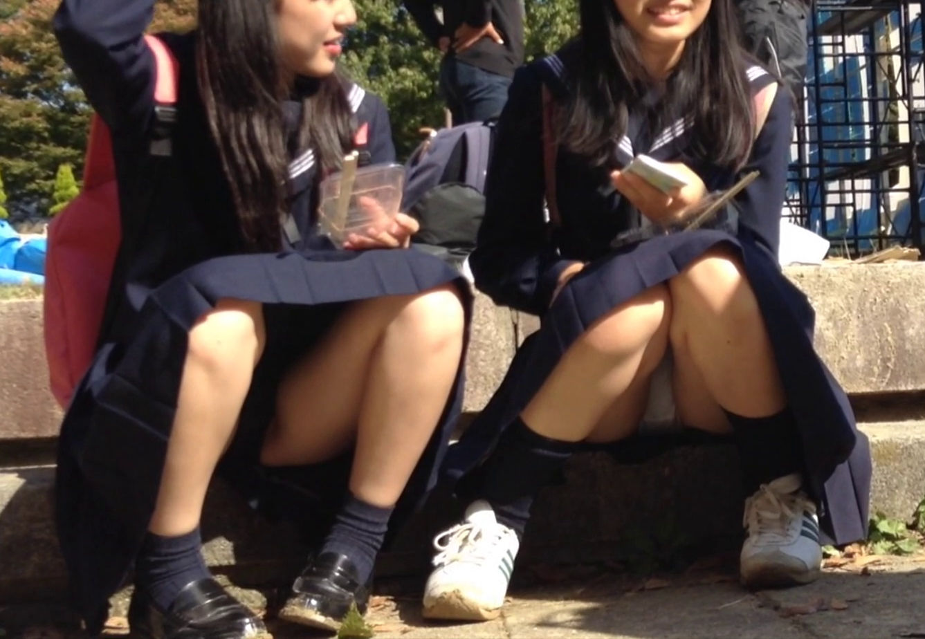 女子高生のパンチラは黒髪JKに限るエロ画像