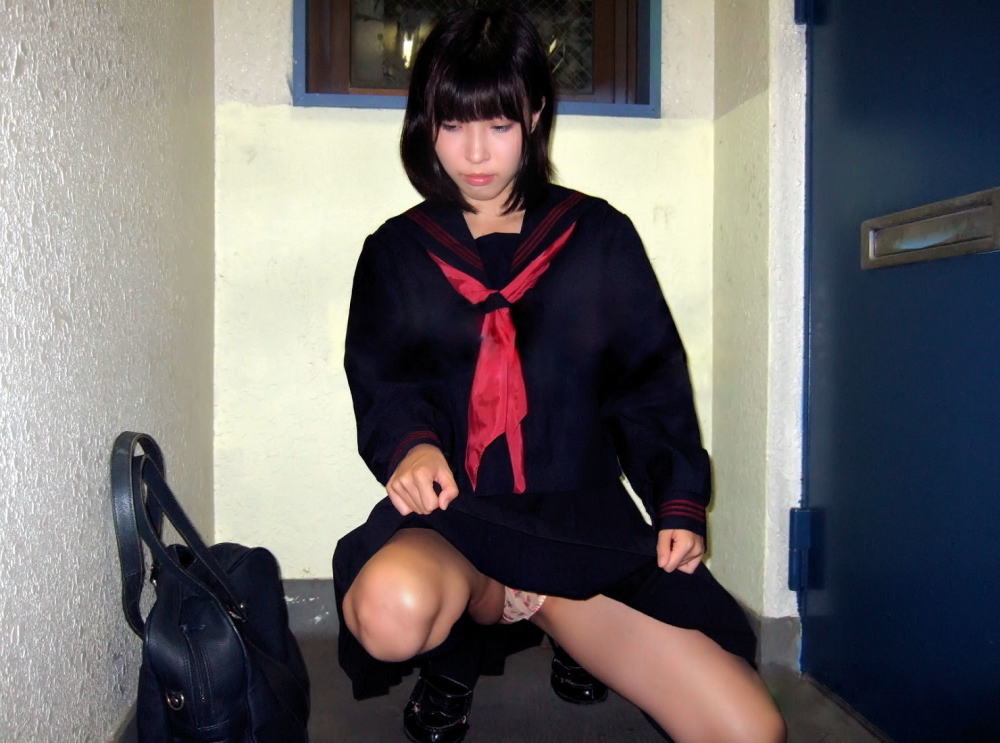 女子高生 パンチラ 黒髪 JK エロ画像【2】