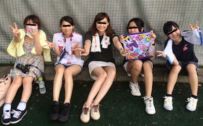 集合写真・記念写真で一人だけパンツ見えてるパンチラ画像 ①