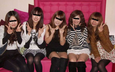 集合写真・記念写真で一人だけパンツ見えてるパンチラ画像 ②