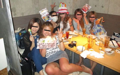 集合写真・記念写真で一人だけパンツ見えてるパンチラ画像 ③