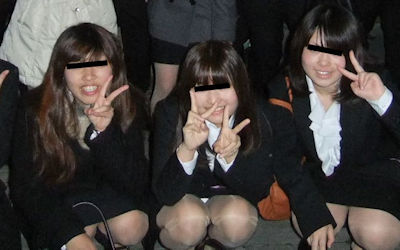 集合写真・記念写真で一人だけパンツ見えてるパンチラ画像 ④